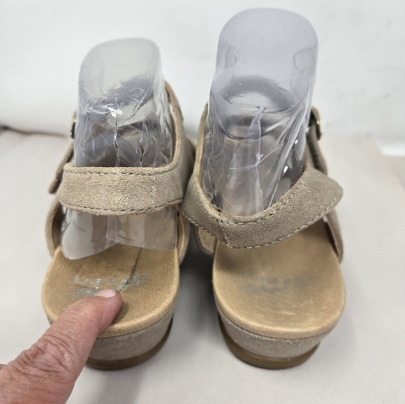 Dansko Angela Womens Sandel Sz 9.5-10 Sand Metallic Leather Comfort Wedge Adj. - Picture 5 of 13